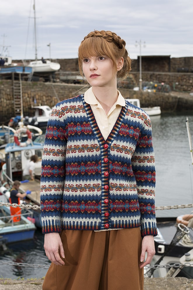 Wave hand knitwear design by Alice Starmore for Virtual Yarns